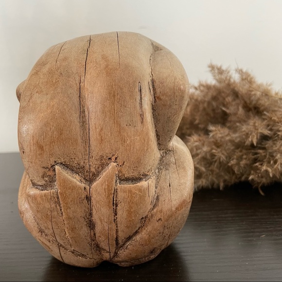 Wood Statue of a Man Crying - Picture 3 of 7